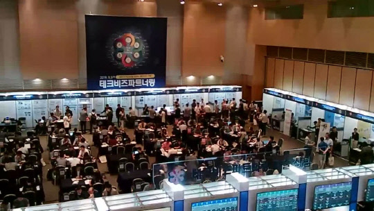 지난 5일 대전컨벤션센터에서 열린 '출연연-기업 테크비즈 파트너링' 행사에서 출연연과 기업들이 사업화 유망 기술에 대한 상담을 벌이고 있다.  NST 제공